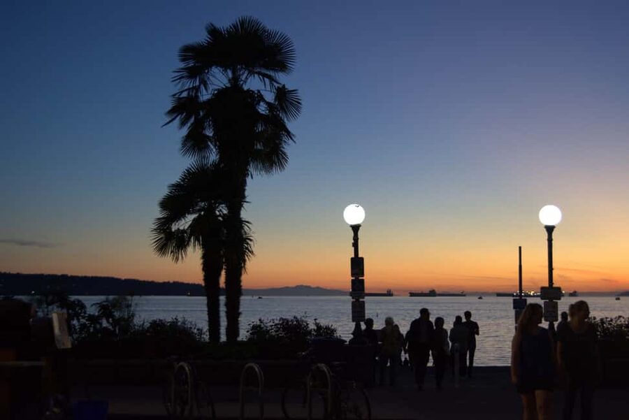 Sunset Bus Tour: Stanley Park & English Bay Photostops - The guide, bus, and small practical issues