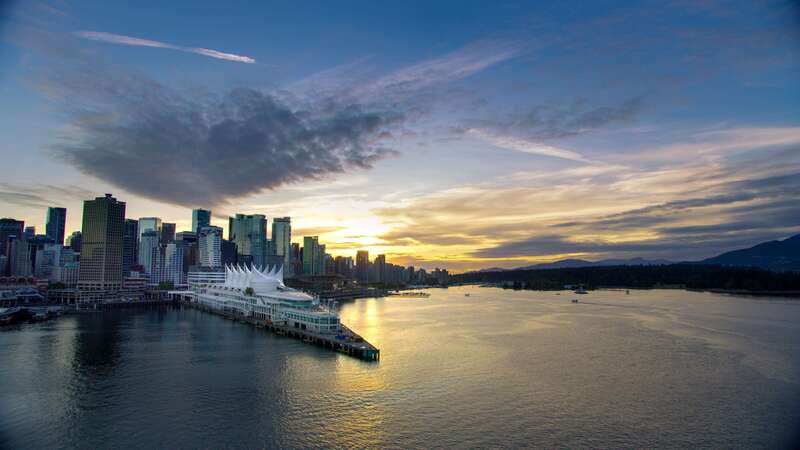 Sunset Bus Tour: Stanley Park & English Bay Photostops - Gastown and downtown: a moving introduction