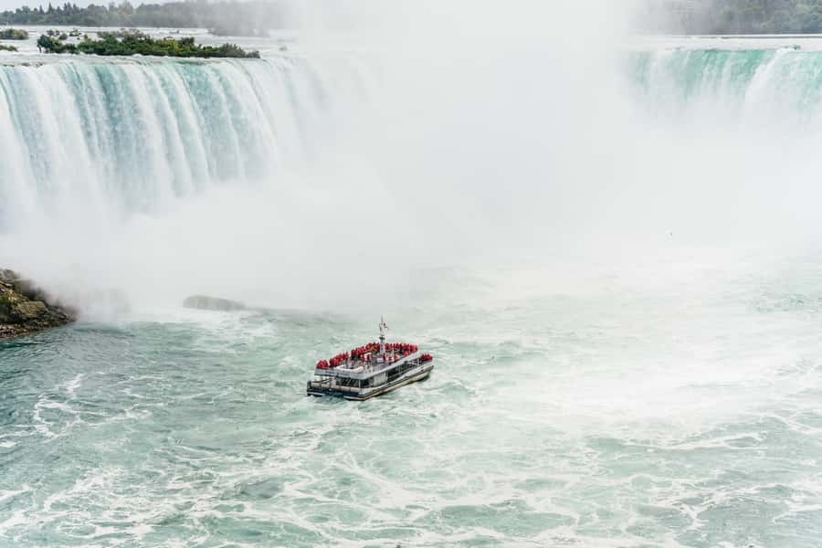 Toronto: Falls Day Tour with Boat Cruise & Niagara-the-Lake - Winter option: Skylon Tower