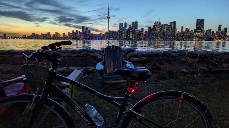 Toronto Islands: Morning or Twilight 3.5-Hour Bike Tour - Morning calm or twilight color?