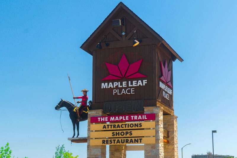 Toronto: Niagara Falls Day Tour with Optional Boat Cruise - Lunch and free time around Clifton Hill