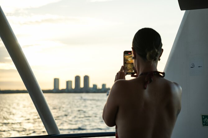 Toronto Premier Dinner Cruise on Odyssey in Toronto Harbour - Drinks cost extra, and the bar can add up quickly