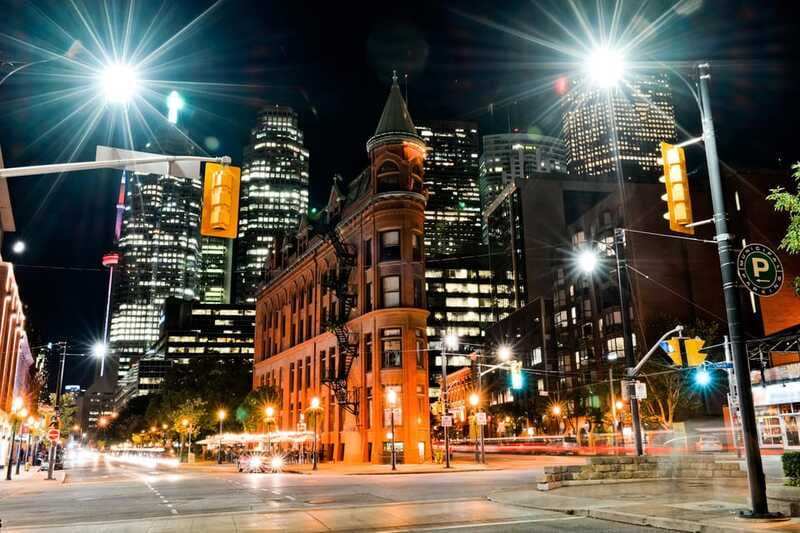 Toronto: Small Group Night Tour with Harbour Boat Cruise - Guides who shape the evening