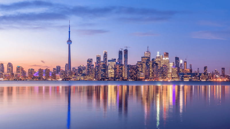 Toronto: Small Group Night Tour with Harbour Boat Cruise - Starting in a Mercedes Metris van