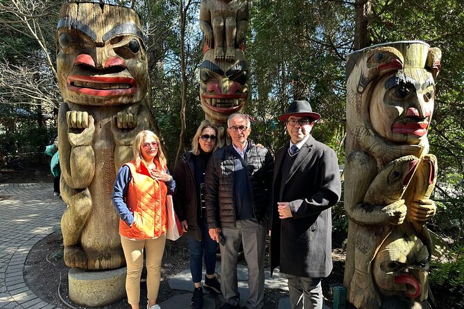 Vancouver and North Shore Grand City Tour with your luggage - Stanley Park and the totem poles