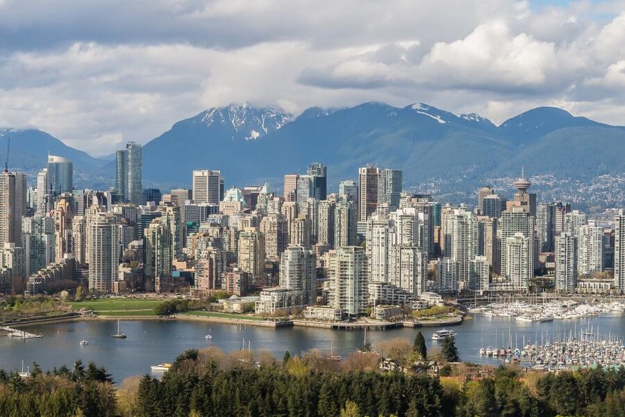 Vancouver: City Highlights & Vancouver Lookout Tour - The final downtown drive