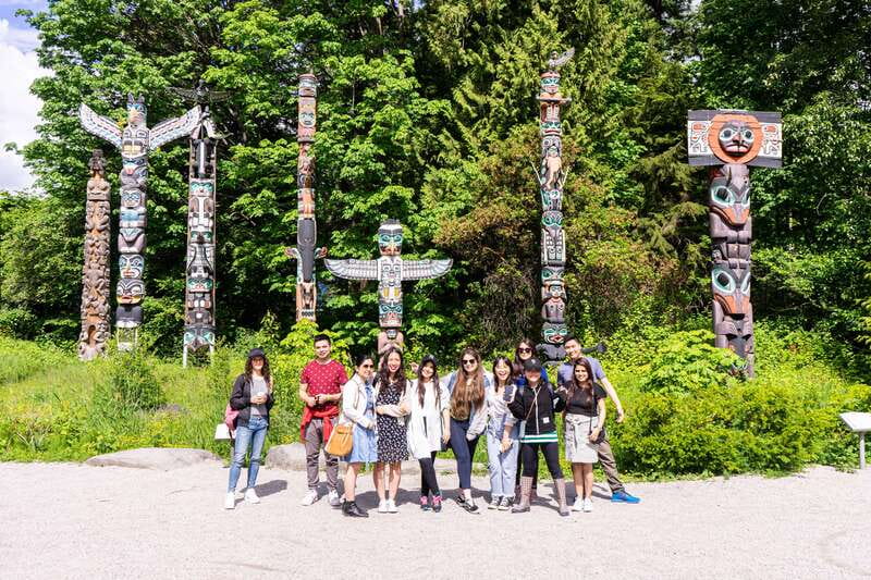 Vancouver: City Highlights & Vancouver Lookout Tour - Stanley Park totem poles in 30 minutes