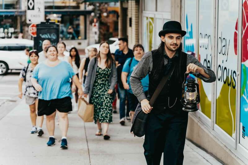 Vancouver: Lost Souls of Gastown Tour - Meeting the actor outside Monaco Cafe