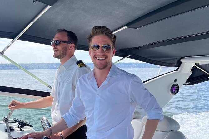 Vancouver Sightseeing Boat Cruise with Live Tour Guide - Stanley Park and Siwash Rock