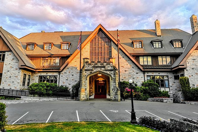 Victoria & The Butchart Gardens:Deluxe City and Garden Experience - Beacon Hill Park and the tall totem pole