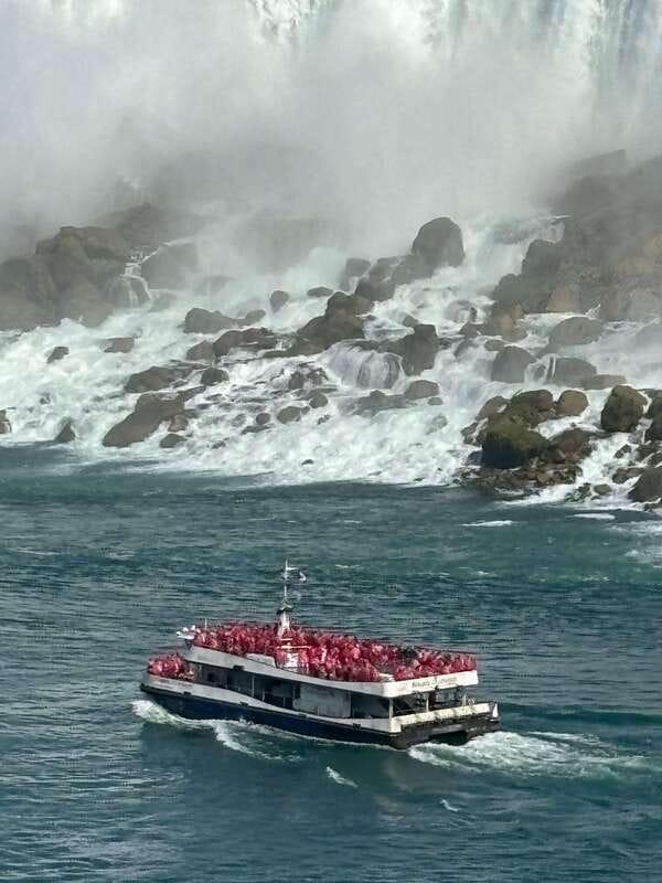 Walking Tour of Niagara Falls Canada and Hornblower Boat - The practical rhythm of the 90 minutes